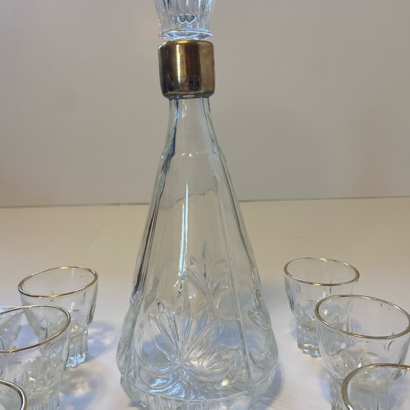 Vintage glass decanter set with 6 shot glasses and tray - Picture 6 of 10